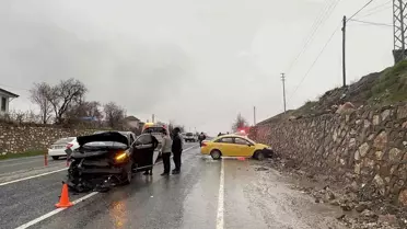 Elazığ'da Trafik Kazası: 2 Yaralı