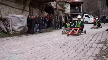 Yeşildere'de Tahta Arabalarla Bayram Yarışı