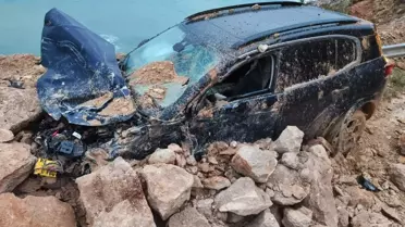 Heyelan otomobili böyle yuttu! Her şey 3 saniye sürdü