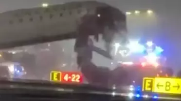 Pistte feci kaza! Yolcu uçağı itfaiye aracıyla çarpıştı