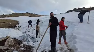 Köylüler Karla Su Kaynağı Oluşturuyor