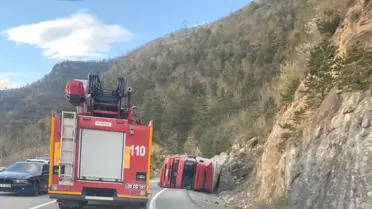 Artvin'de TIR Devrildi: Sürücü Ağır Yaralı