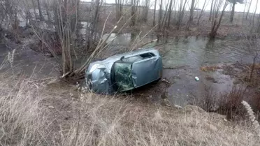 Bayburt'ta Araç Dereye Uçtu, Sürücü Hafif Yaralı