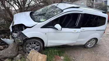 Osmaniye'de Freni Boşalan Araç Ağaçla Çarpıştı