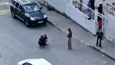 Sokak ortasında karısını dövdü, okuldaki çocuklar izledi