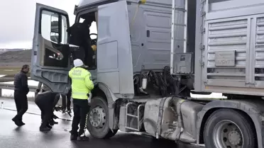 Sivas'ta TIR'a çarpan araçta sürücü ağır yaralandı