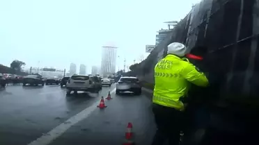 Emniyet şeridinde şoke eden anlar! Polisler anında müdahale etti