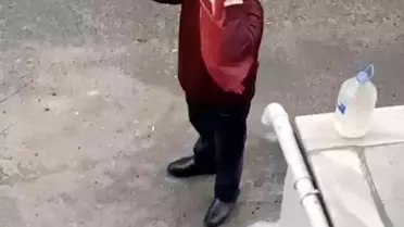 Yerden Bayrağı Alan Vatandaşın Duygulandıran Hareketi