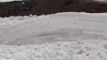 Hakkari'de çığ düşme anı görüntülendi