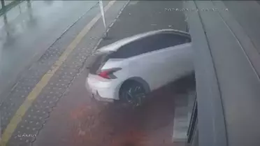 Otomobil Vitrine Çarptı