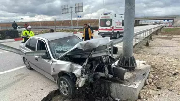 Otomobil demir bariyere ok gibi saplandı: Karı koca ölümden döndü