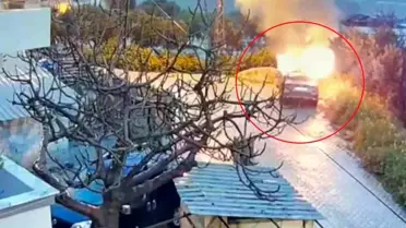 Park halindeki otomobili benzin döküp kundaklamak isterken kendini yaktı