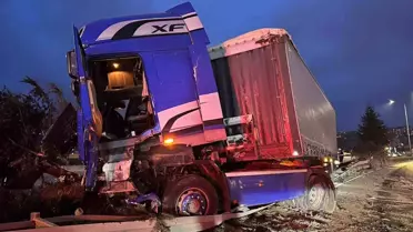 Samsun'da Tır Devrildi, Sürücü Yaralandı