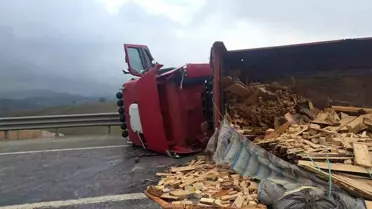 Yalova-Bursa Yolunda Tır Devrildi: 1 Yaralı