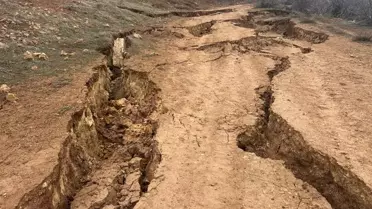 Yer yarıldı, görüntüler dehşete düşürdü! Kimse bölgeye yaklaşamıyor