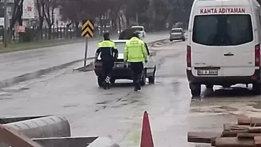 Polisten Yolda Kalan Araca Yardım