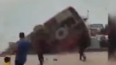 Bangladeş'te feribota girmeye çalışan yolcu otobüsü nehre düştü: 2 ölü