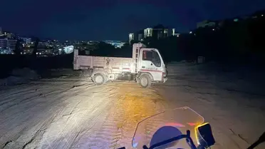 Kuşadası'nda kaçak moloz dökerken suçüstü yakalanan kamyonet sürücüsüne ceza