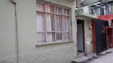 Silikon maskeli saldırganlar zorla girdikleri evde kurşun yağdırdı: Anne ve oğlu yaralandı