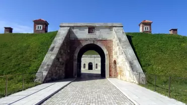 TÜ Senatosu'ndan Balkan Savaşları şehitlerine tabyada anma; kanlı sancağa karanfil bıraktılar