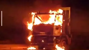 Van'da çöp kamyonu alev alev yandı