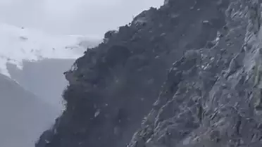 Yüksekova'da Heyelan: Kaya Parçaları Yola Düştü