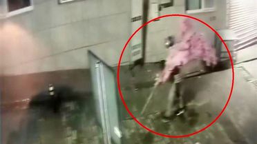 Kafeye asılan yazıyı yanlış anladı, bambaşka bir şeyi sırtlayıp gitti