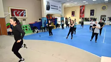 Kadınlar zumba ile hem spor yapıyor hem sosyalleşiyor