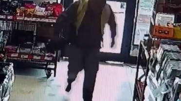 Temizlik İşçisi Ayakkabılarını Çıkarıp Markete Girdi