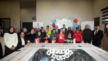 Ümraniye'de sevgi dolu buluşma: 10 özel gencin doğum günü bir arada kutlandı