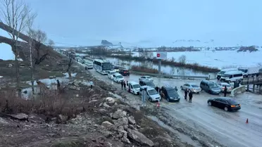 Yüksekova'da Heyelan Kapanan Yol Yeniden Açıldı