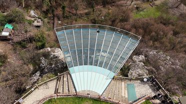 Genç kız 80 metre yüksekliğindeki cam terastan kendini boşluğa bıraktı