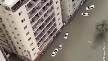 BAE'nin Şarika kentinde şiddetli yağışlar nedeniyle araçlar su altında kaldı