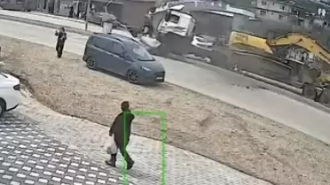 TIR Sinyal Direğine Çarptı