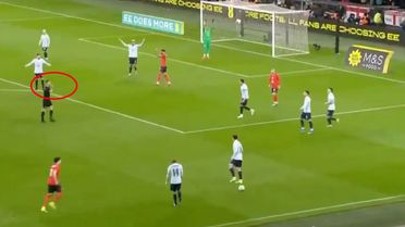 İki kere sarı kart gösterdiği oyuncuyu atmadı, sonrası daha bomba 