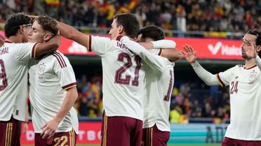 İspanya, Sırbistan'ı güle oynaya yendi