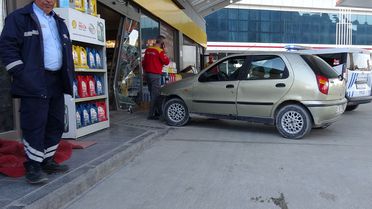 Kasiyerle tartışan askeri personel aracıyla istasyona daldı