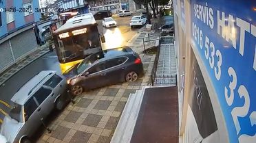 Ümraniye'de İETT Otobüsü Kaza Yaptı