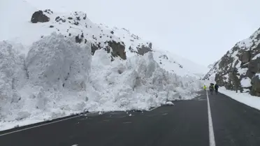 Kırmızıtaş'ta Çığ Düşmesi: Yol Kapandı