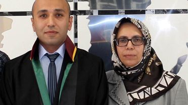 Tek bir pişmanlık belirtisi göstermedi! Annesini döve döve öldüren avukatın cezası belli oldu