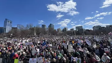 Beyaz Saray'ı da kuşattılar: ''Krallara Hayır'' diyen milyonlarca kişi Trump'a karşı sokağa çıktı