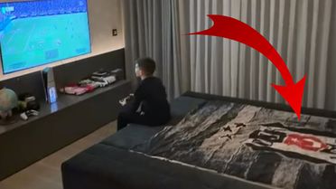 Fenerbahçe'nin eski yıldızı oğlunu oyun oynarken paylaştı! Yataktaki Beşiktaş detayı bomba