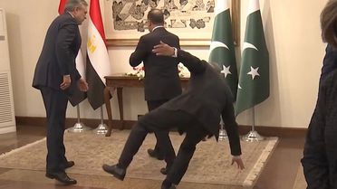 İslamabad'daki kritik zirvede Pakistanlı bakan yere düştü