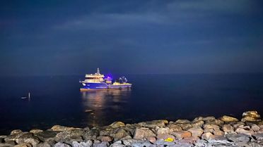 Rize'de Balıkçı Teknesi Kayalıklara Oturdu