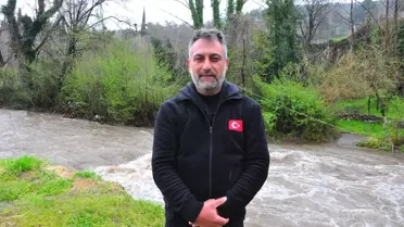 Dere yatağında ortaya çıkıyor, tasını kapan avuç avuç topluyor