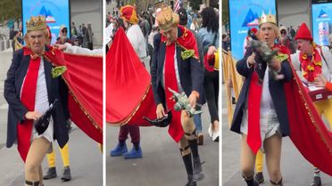 Trump'ın altına bez bağlayıp eline oyuncak verdiler