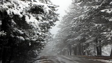 Nisan ayına günler kala İstanbul'un yanı başına 10 santim kar yağdı