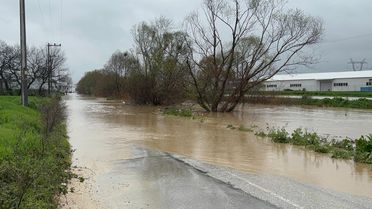 Nilüfer Çayı Taşarken Yol Kapandı