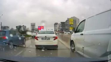 Bursa'da Trafik Kavgası: Minibüsten İnenler Saldırdı