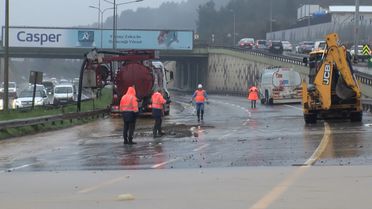 Çekmeköy'de Yol Taşan Dere Nedeniyle Kapandı